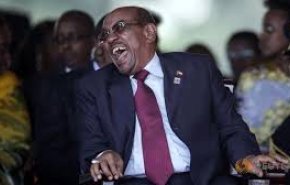 البشير ﻳﻜﺜﺮ ﻣﻦ القفشات و الضحكات 