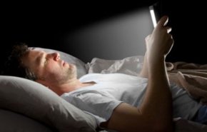 تقرير يحذر من تأثير ضوء شاشات الهواتف على الجلد
