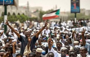 بالفيديو.. المجلس العسكري السوداني يغازل المعارضة.. والاخيرة تتمسك بشروطها