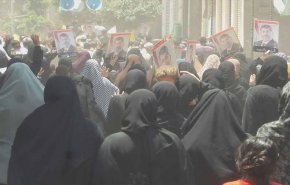 شاهد ..الآلاف يتظاهرون في قرية مرسي رغم القيود الأمنية