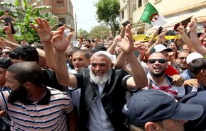 بالجمعة الـ18 مسيرات في الجزائر والأمن يقمعها بالغاز