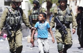 الاحتلال يعتقل فتى ويعتدي على مسن في الخليل