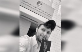 صحفي إسرائيلي يشهر جواز سفره أمام جمعية مكافحة التطبيع في المنامة