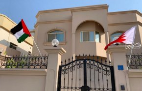 بحرينيون يرفعون الأعلام الفلسطينية فوق منازلهم رفضًا لمؤتمر العار
