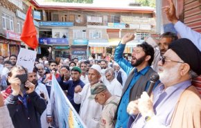 مظاهرات في كشمير تنديدا بالحظر الاميركي ضد قائد الثورة الاسلامية + صور