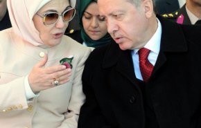 ثمن حقيبة زوجة أردوغان يصدم الأتراك! 
