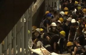 معترضان هنگ‌کنگی وارد ساختمان پارلمان شدند