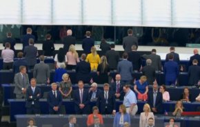 بالفيديو.. نواب من حزب بريكست يديرون ظهورهم للبرلمان الاوروبي