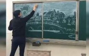 بالفيديو.. معلم صيني يرسم لوحة كاملة بالطباشير الملون