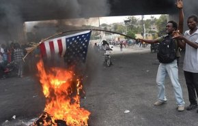 معترضان پرچم آمریکا را مقابل کاخ سفید آتش زدند +فیلم