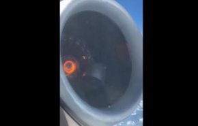 شاهد بالفيديو: رعب على طائرة أميركية بعد اشتعال محركها في الجو!