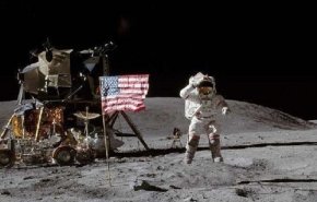  ما حقيقة رفرفة العلم الأمريكي على سطح القمر ؟

