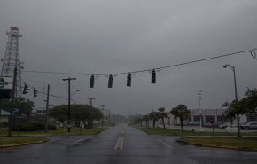 قوة الإعصار باري تضعف مع وصوله إلى ساحل ولاية لويزيانا