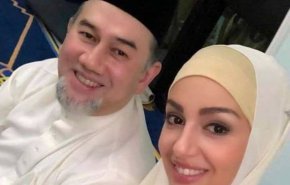 زواج ملك ماليزيا السابق وملكة جمال موسكو ينتهي طلاقا بالثلاثة!
