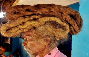 شاهد..هندي يرفض غسل شعره منذ 40 عاما لسبب عجيب!