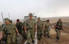 ماذا يفعل وزير الدفاع التركي على الحدود السورية؟
