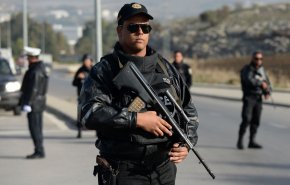  تونس.. مقتل شخص هاجم مركزا حدوديا مع الجزائر بجرافة 

