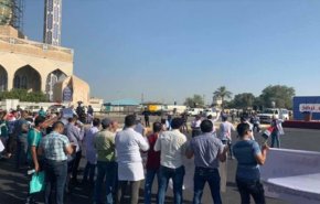 العشرات من أنصار 'تيار الحكمة' يتوافدون أمام مكتب رئيس الوزراء وسط بغداد 