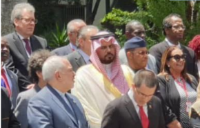 بالصورة... ما سر نظرات سفير السعودية هذه الى ’ظريف’ في فنزويلا؟