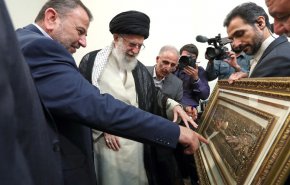 شاهد..هذه هدية وفد حماس لقائد الثورة الاسلامية 