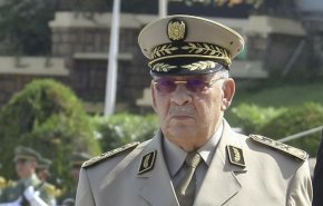 الرئيس الجزائري المؤقت ينهي مهام 5 قادة عسكريين كبار 