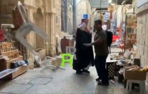 بالفيديو.. المقدسيون يبصقون علی مطبّع سعودي ويمنعونه من دخول الاقصی