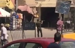بالفيديو... شاب مصري يختطف سلاح مجند ويطلق النار على آخرين