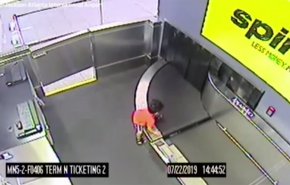 بالفيديو.. طفل يتنقل مع الحقائب على 'حزام الامتعة' في المطار