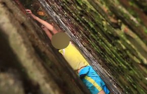 بالفيديو.. طفل يسقط في فجوة عرضها 20 سنتيمترا