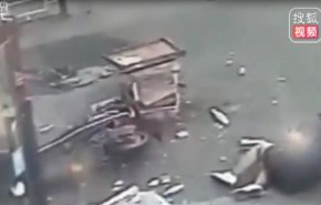 فيديو مروع...لحظة سقوط جدار بناية على امرأة تحمل رضيعها