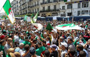 لجنة الحوار في الجزائر تمهل السلطات أسبوعا لتنفيذ إجراءات التهدئة 