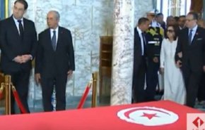 سر ارتداء زوجة وابنة الرئيس التونسي الراحل الأبيض في جنازته 