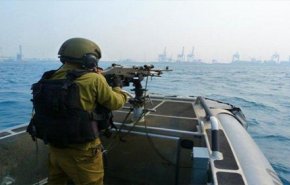 الاحتلال يفتح النار ومضخات المياه صوب الصيادين ببحر غزة