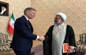 سفير بريطانيا بإيران يشيد بلقائه مع رئيس لجنة الامن القومي البرلمانية