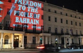 معارض بحريني يوجه رسالة للملك من أعلى السفارة البحرينية في لندن  