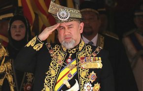 بالصور.. ملك ماليزيا الجديد يتربع على العرش!