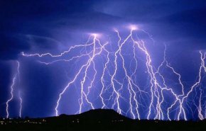 لماذا يجب فصل جهاز الكمبيوتر عن الكهرباء أثناء العاصفة الرعدية؟
