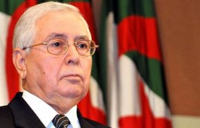 الرئيس الجزائري المؤقت ينهي مهام  