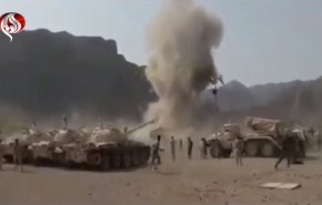 لحظه برخورد موشک یمنی‌ها به رژه نیروهای هادی در عدن