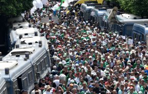 المتظاهرون: 'الجزائر أمانة بعتوها للخونة'