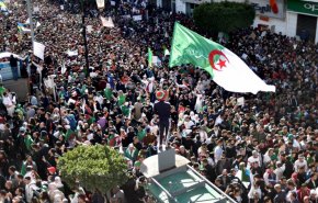 شاهد.. الجزائريون يحذرون من سيسي جزائري!