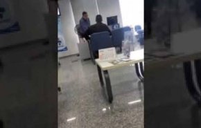 بالفيديو.. رد فعل صادم لعميل رفض البنك إعطاءه قرضا