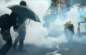شاهد: فوضى عارمة وسحب الدخان ترتفع بارجاء هونغ كونغ