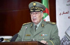 الجيش الجزائري يرفض خفض التعزيزات الأمنية وينذر دعاة إطلاق السجناء
