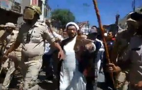 فيديو... شرطة كشمير تقمع تظاهرة للمسلمين