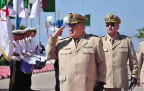 صحيفة فرنسية تتهم قايد صالح بمواصلة اللعب على الحبلين تجاه الشعب الجزائري