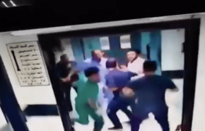 مشهد مرعب.. طيبب سوري يتعرض للضرب داخل مستشفى بدمشق!