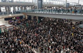 الاحتجاجات تلغي 200 رحلة بمطار هونغ كونغ