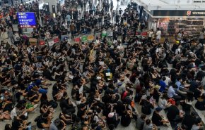 'الحرية' تحول مطار هونغ كونغ لجهاز ترمومتر.. التظاهرات على اشدها