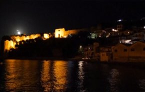 شاهد بالفيديو.. سحر الطبيعة يتجلى في قلعة ساحلية باليونان